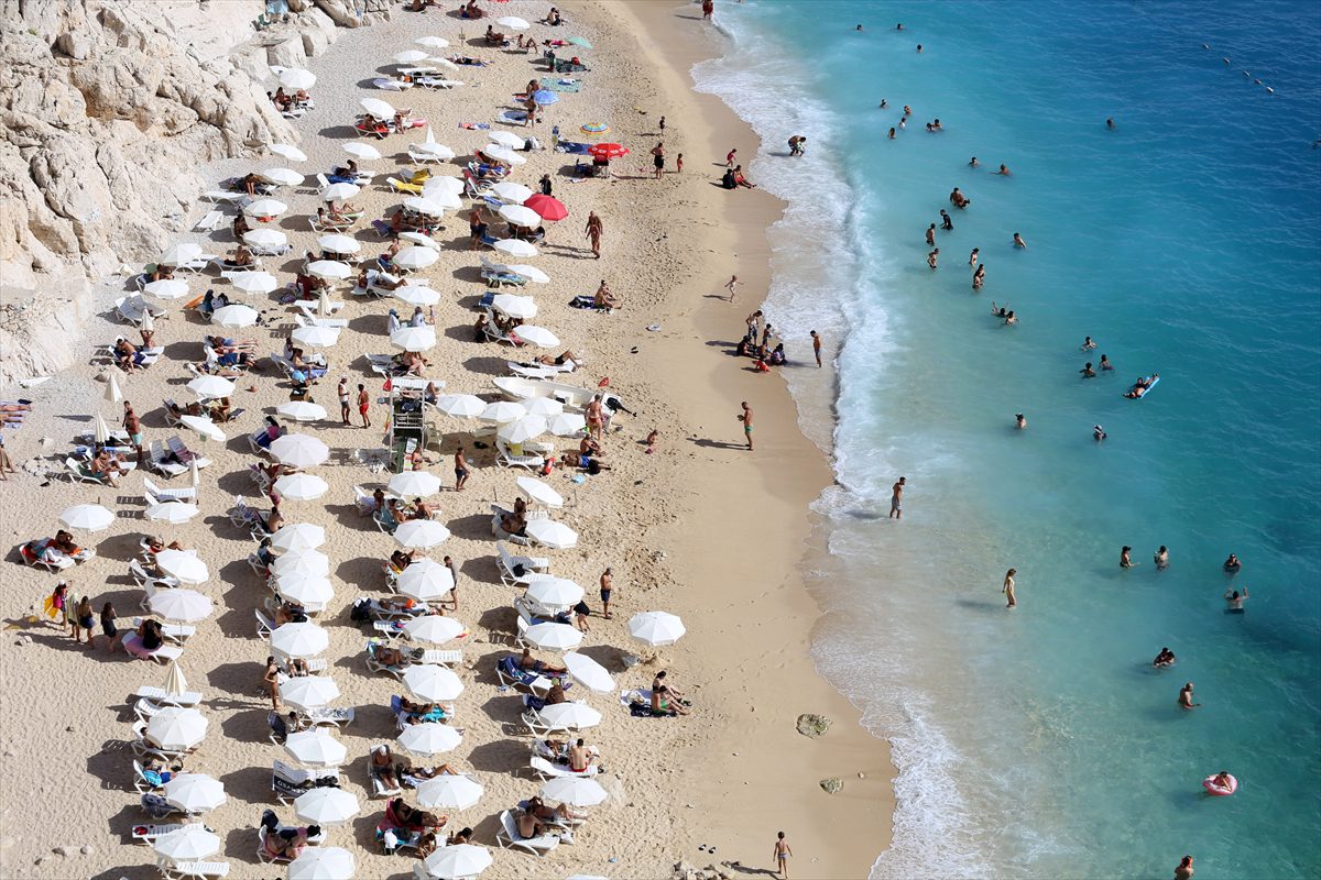 Antalya'da sıcak hava, kent sakinleri ile turistleri sahillere çekti