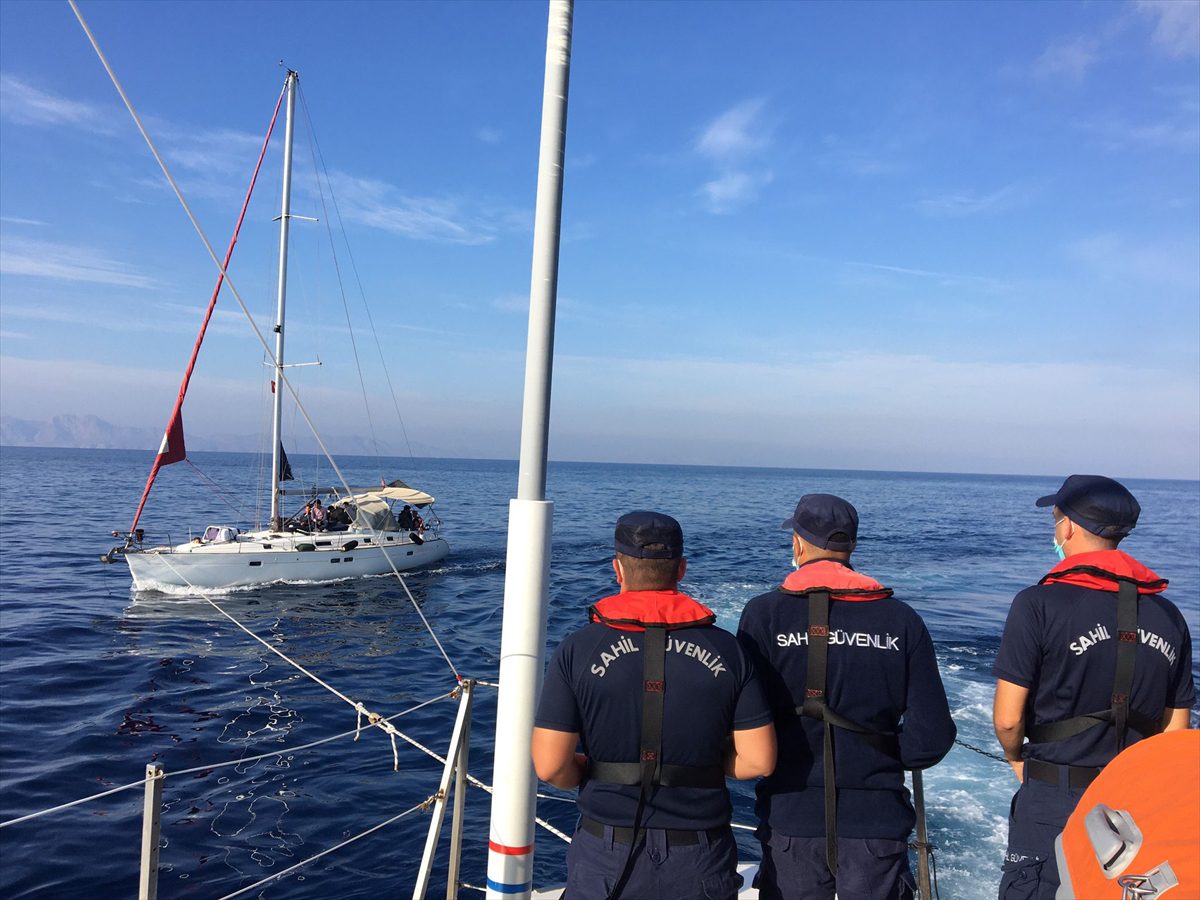 Bodrum açıklarında yelkenli teknedeki 53 düzensiz göçmen kurtarıldı