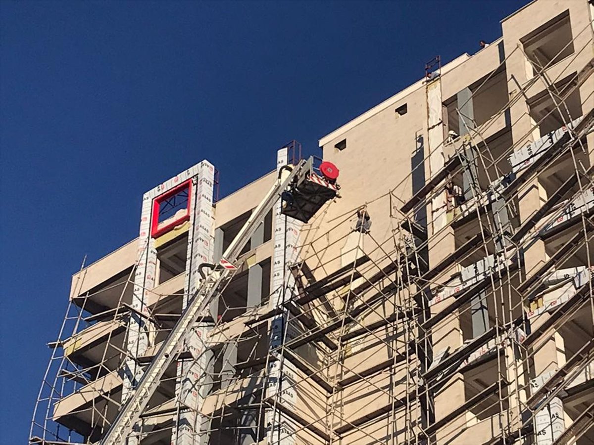 Diyarbakır'da çöken inşaat iskelesinde mahsur kalan 2 işçi kurtarıldı