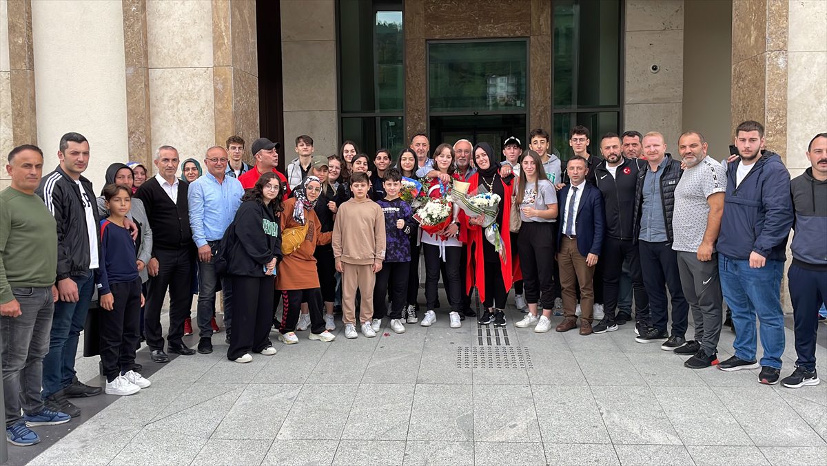 Dünya şampiyonu kick boksçu Cemren Temizel, Rize'de coşkuyla karşılandı