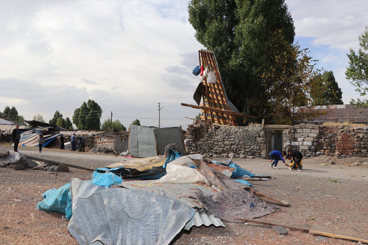 Erzurum'da hortum nedeniyle ev ve ahırların çatıları uçtu, duvarları yıkıldı