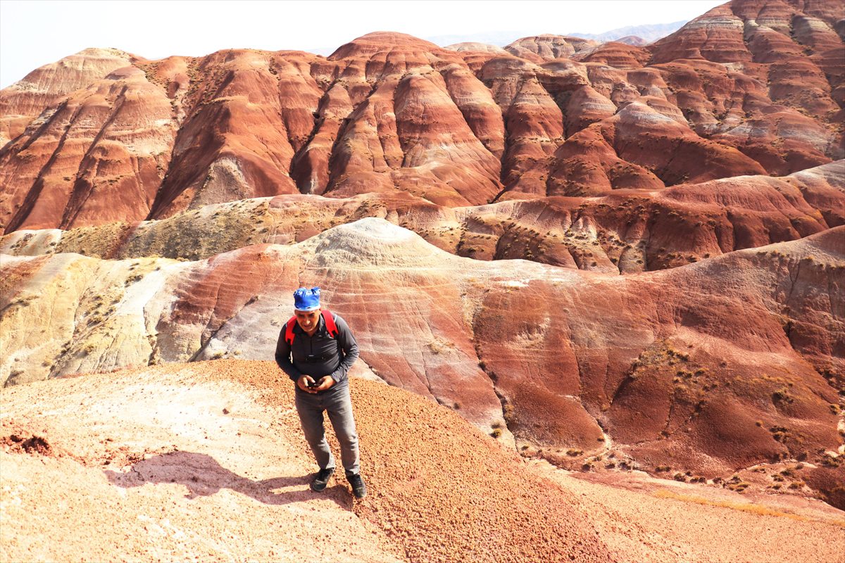 Iğdır'daki Gökkuşağı Tepeleri farklı yaş gruplarından doğaseverleri ağırlıyor
