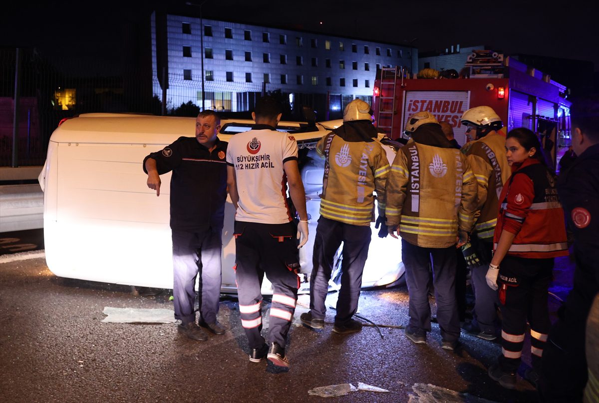 İstanbul'da otomobile çarpıp devrilen hafif ticari aracın sürücüsü yaralandı