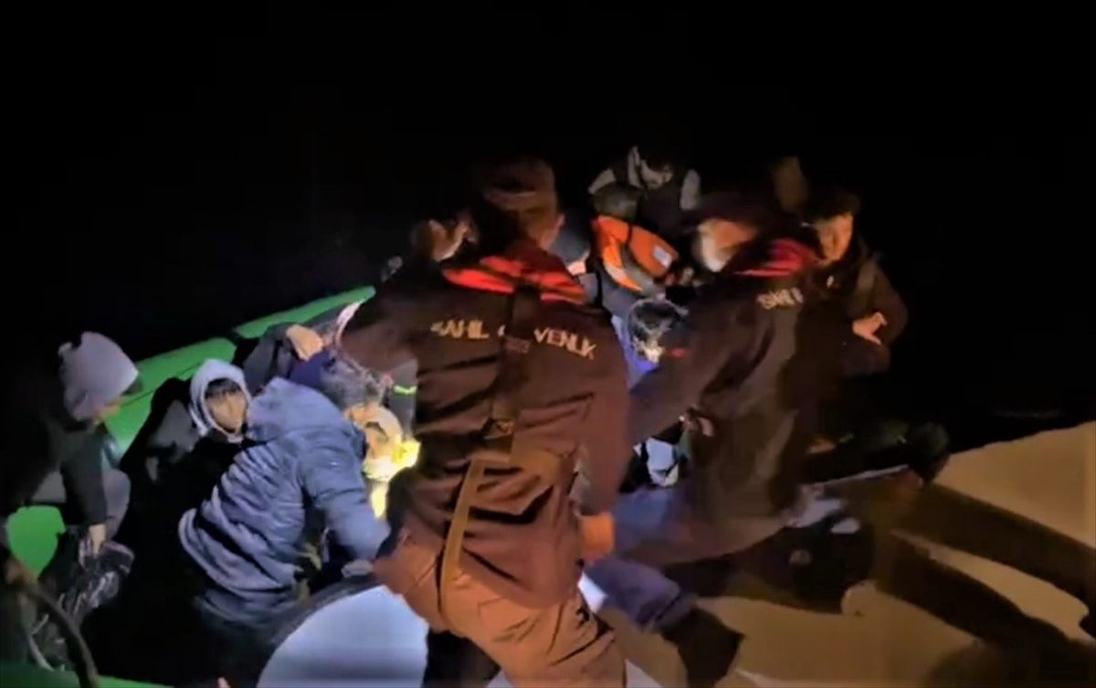 İzmir açıklarında 214 düzensiz göçmen kurtarıldı