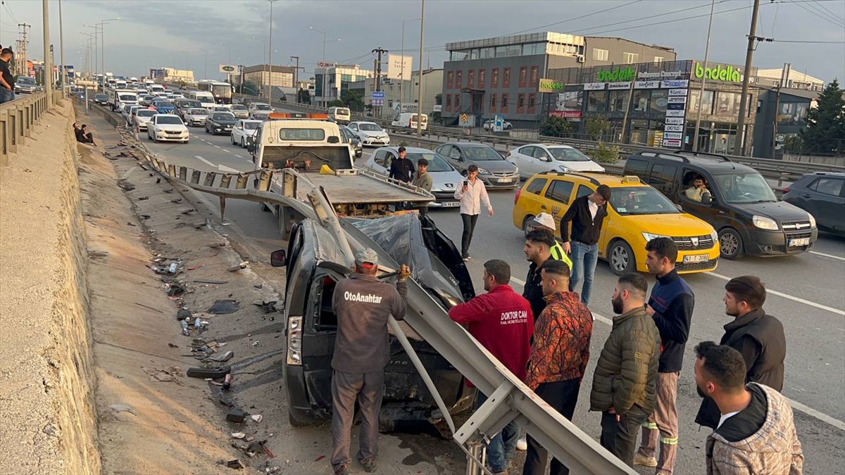 Kocaeli'de bariyerlere sıkışan hafif ticari aracın sürücüsü yaralandı