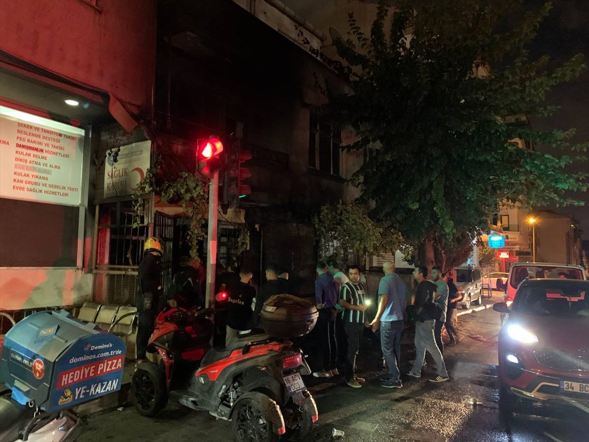 Küçükçekmece'de motosiklet tamircisinde çıkan yangın söndürüldü