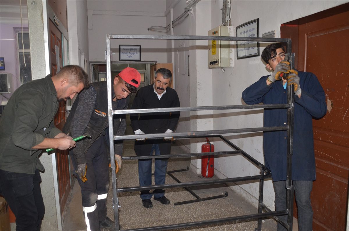 Muş'ta köy okullarının tenis masası meslek lisesinde üretiliyor