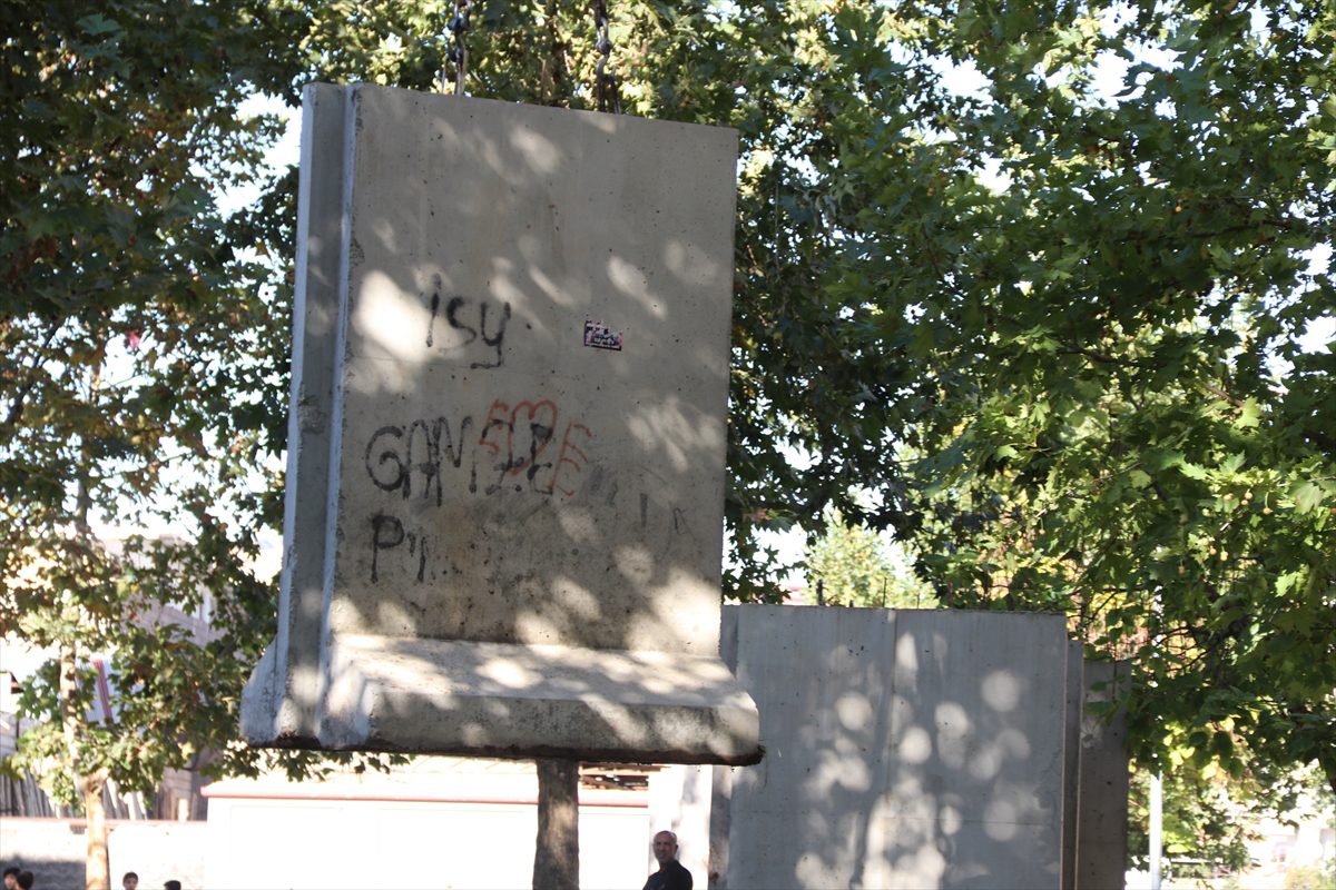 Müzeye dönüştürülecek Diyarbakır Cezaevinin etrafındaki beton bloklar kaldırılıyor