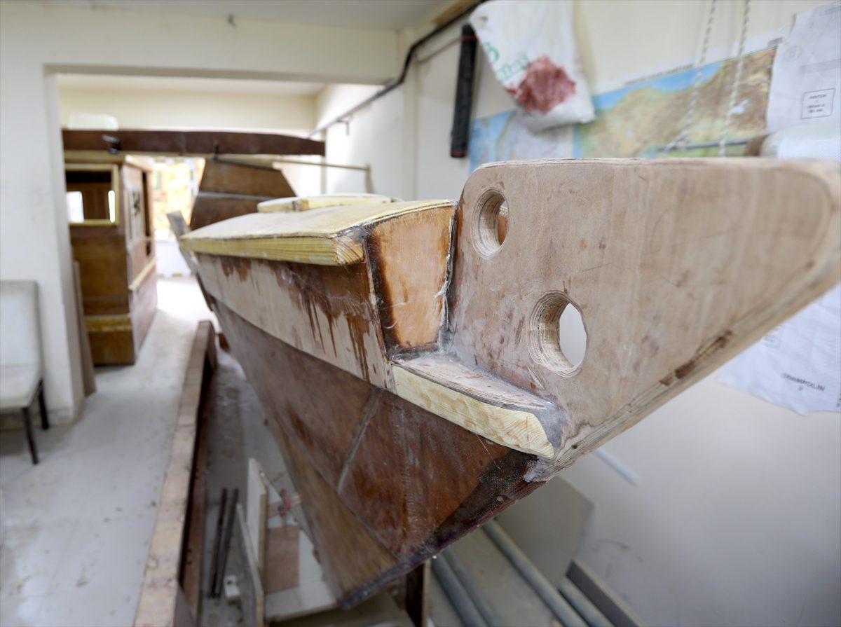 Öğretim üyesi küçük atölyesinde eşi ve kızıyla katamaran yapıyor