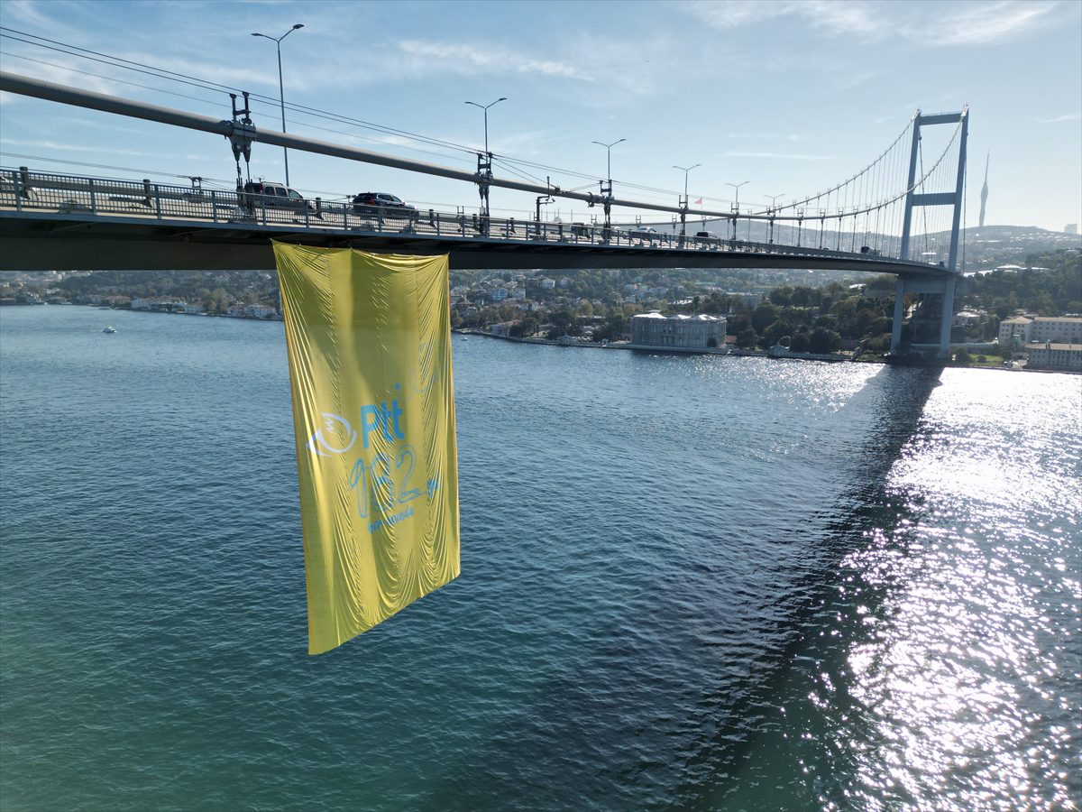 PTT bayrağı, kurumun 182. yılı dolayısıyla İstanbul Boğazı'nda dalgalanıyor