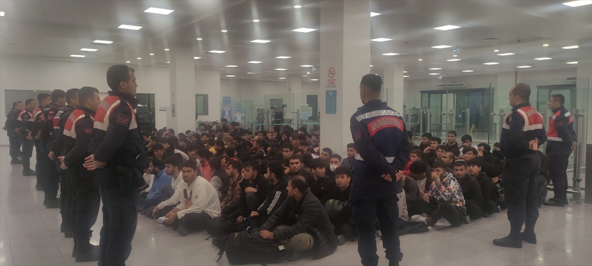 Sınır dışı edilecek 227 Afganistan uyruklu Kırklareli'nden gönderildi