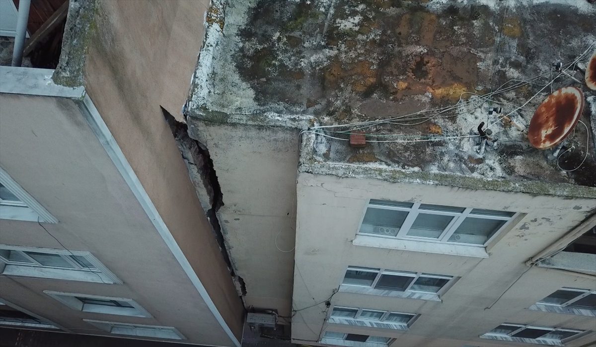 GÜNCELLEME – Sinop'ta yıkılma tehlikesi olan apartman ve bitişiğindeki binalar boşaltıldı