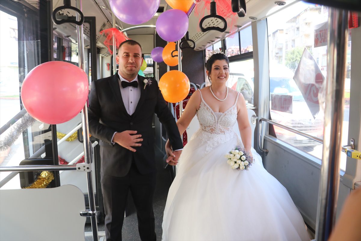 Şoför çift belediye otobüsünü gelin arabası yaptı