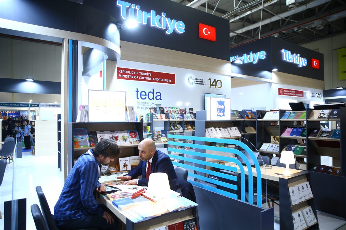 Türk yayınevi temsilcileri ve yazarlar Azerbaycanlı okurlarla buluştu