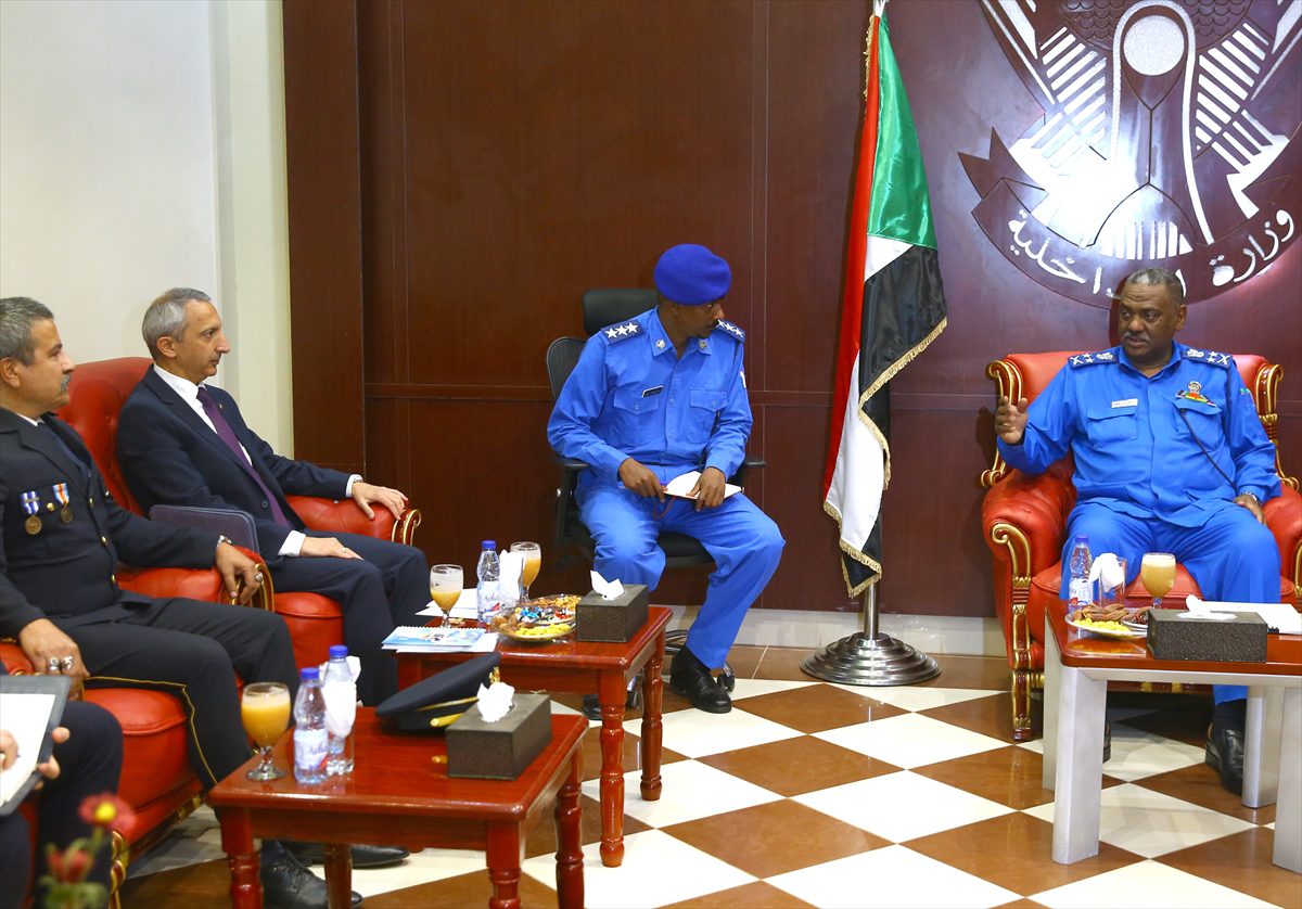 Türkiye'nin Hartum Büyükelçisi Çobanoğlu, Sudan Savunma ve İçişleri Bakanları ile görüştü