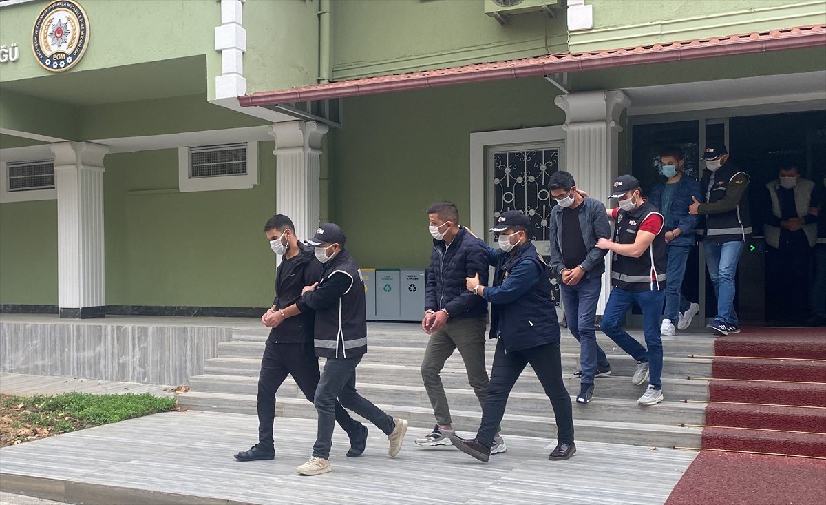 Uşak'ta suç örgütüne yönelik operasyonda yakalanan 12 şüpheliden 6'sı tutuklandı