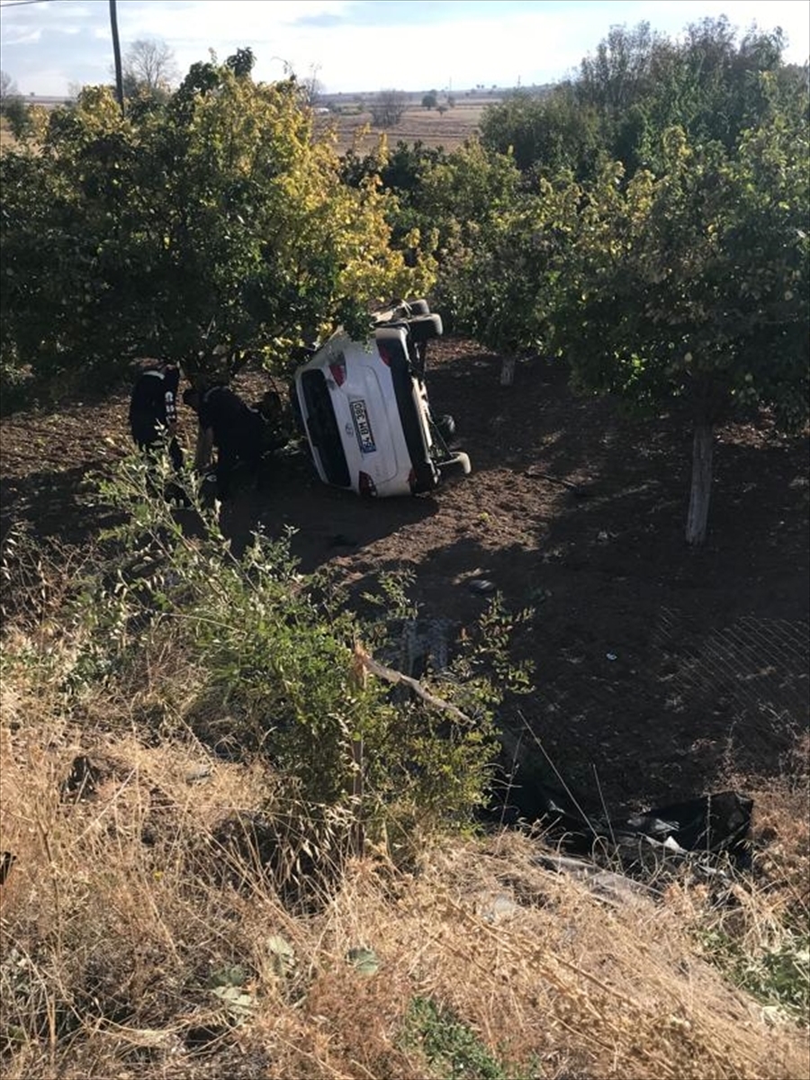 Uşak'ta tarlaya devrilen otomobilin sürücüsü öldü