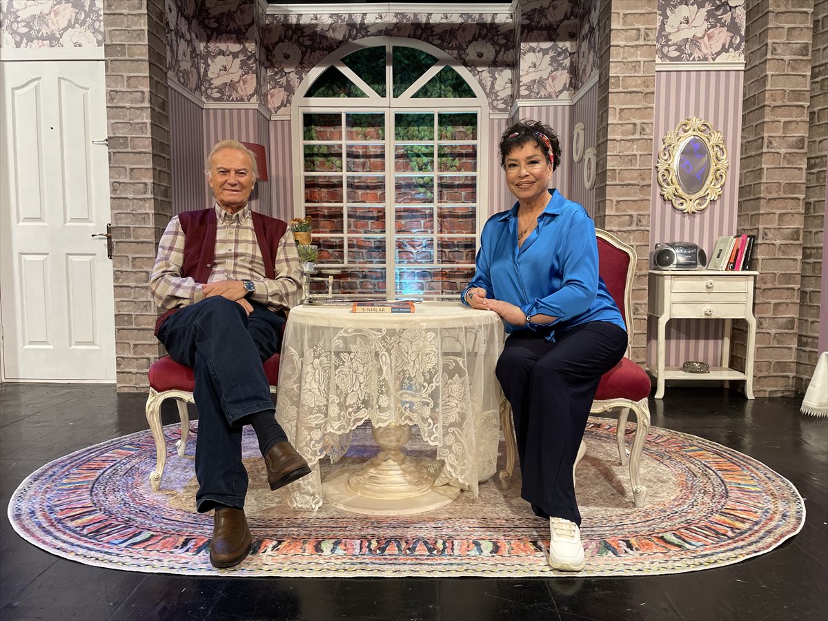 Yeşilçam'ın efsanelerini sahnede buluşturan “Muhteşem İkili” prömiyer yaptı