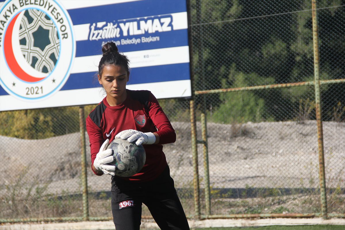 A Milli Kadın Futbol Takımı'na seçilen Senem'in hedefi “kalenin vazgeçilmezi” olmak: