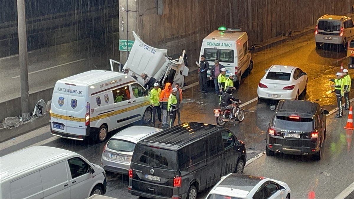 GÜNCELLEME – Adana'da köprü ayağına çarpan tırın sürücüsü öldü