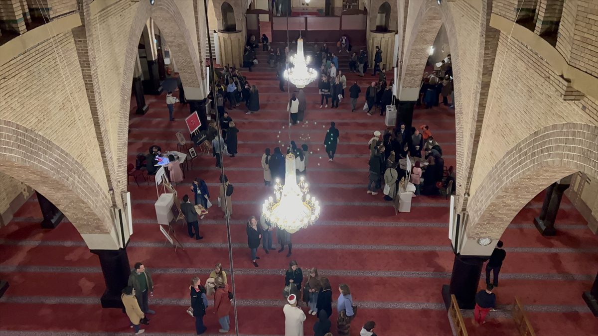 Amsterdam'daki Fatih Camisi “Müzeler Gecesi”nde binden fazla gayrimüslimi ağırladı