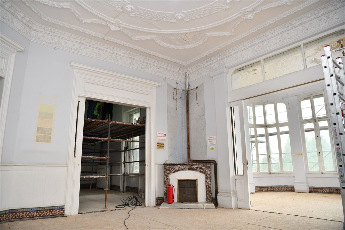 Atatürk Köşkü'nde restorasyon çalışmaları devam ediyor