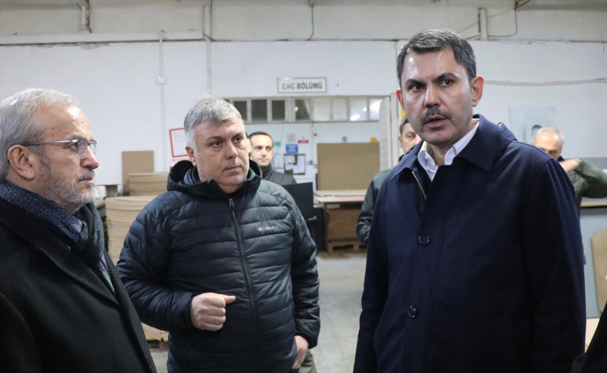 Bakan Kurum, depremin yaşandığı Düzce'de incelemelerde bulundu