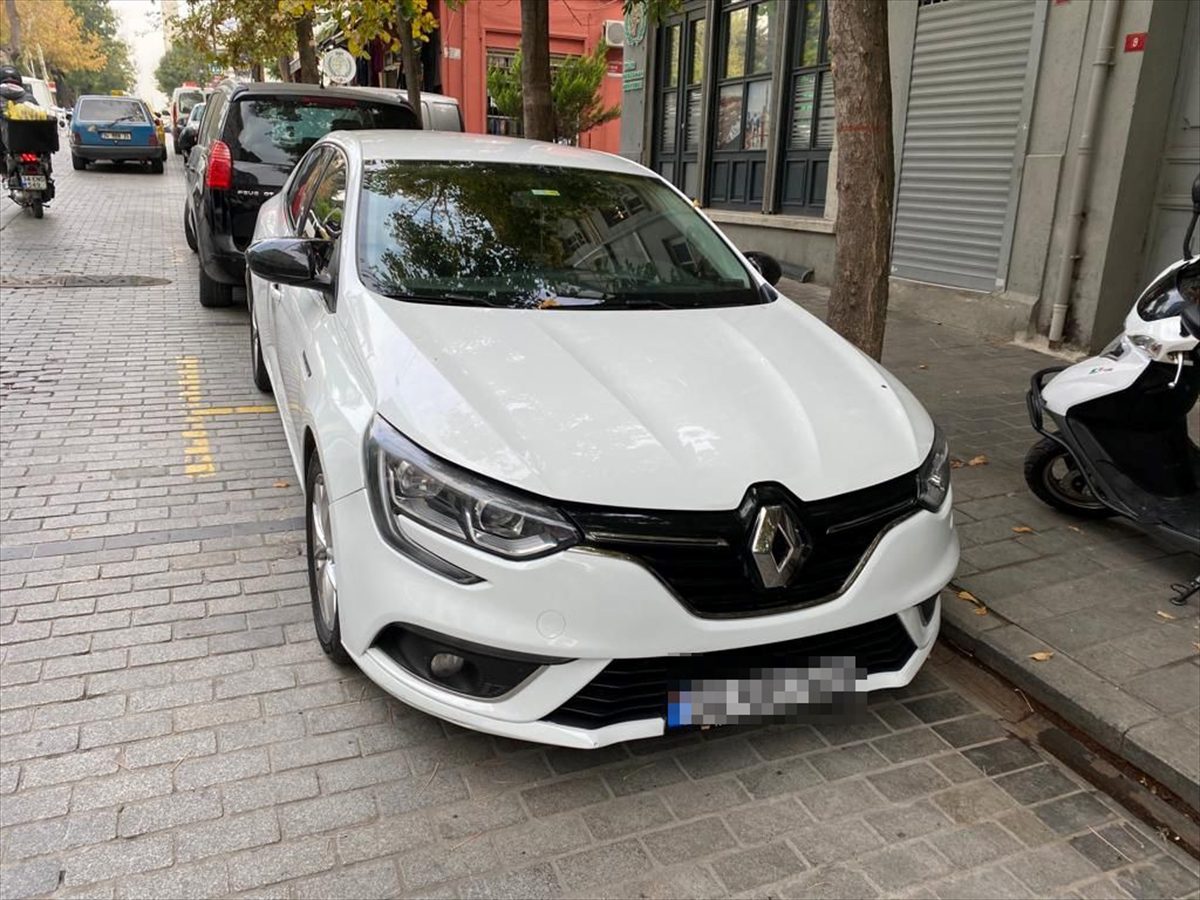 Beyoğlu'nda ters yönde makas atarak ilerleyen sürücüye ceza kesildi