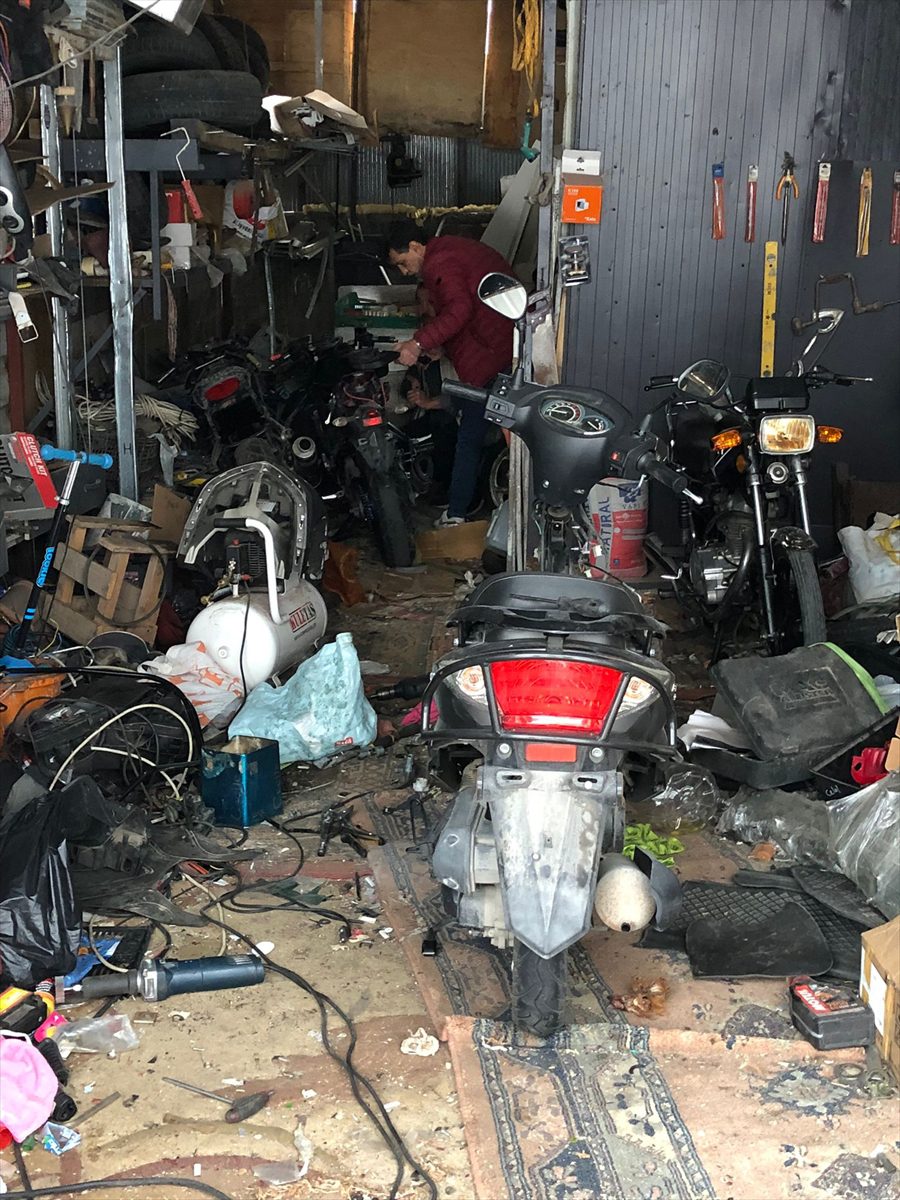 Bursa'da çalıntı motosikletleri “ameliyathane” olarak adlandırdığı depoda parçalayan zanlı yakalandı