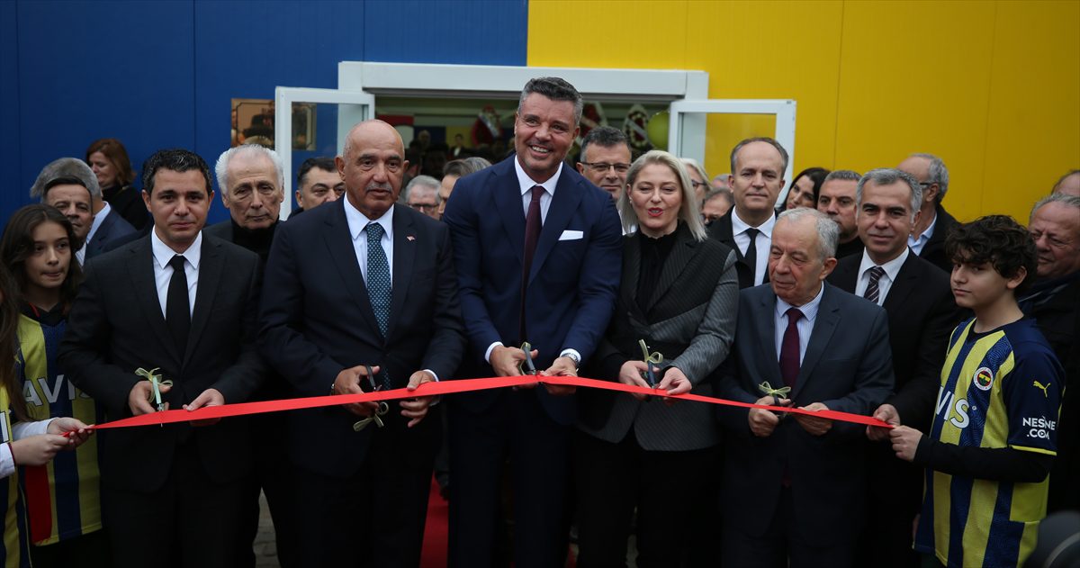 Çanakkale'de Saran Grup tarafından yaptırılan Atatürk Spor Salonu hizmete açıldı