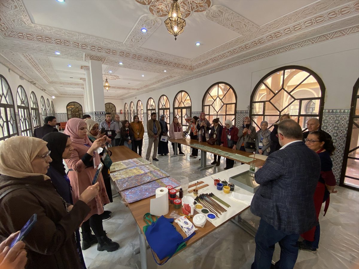 Cezayir’deki Süsleme Sanatları ve Minyatür Festivali’nde Türk ebru sanatına yoğun ilgi