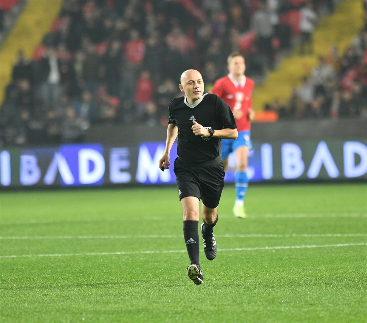 Cüneyt Çakır, Gaziantep'teki milli maçta aktif hakemlik kariyerini noktaladı