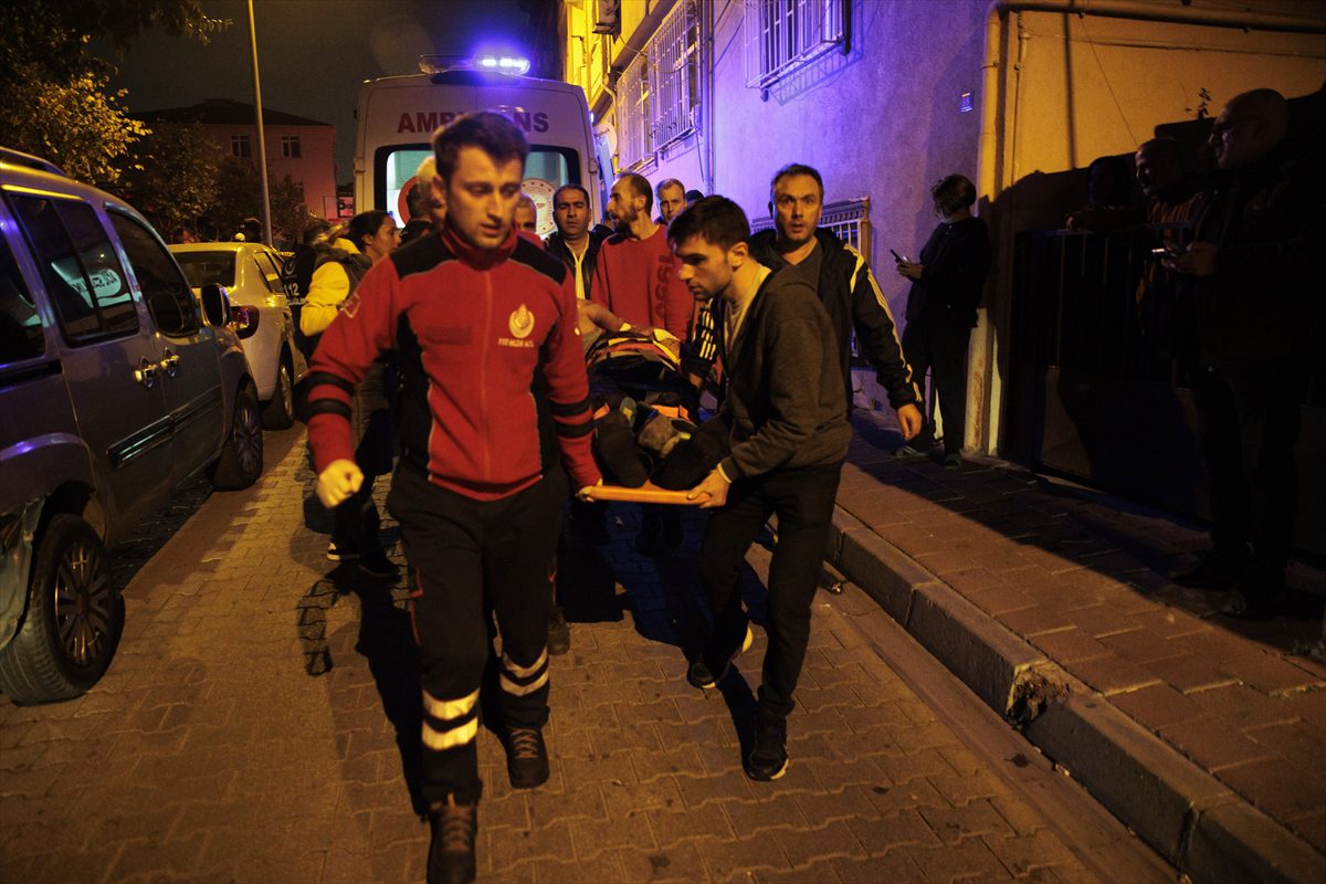 GÜNCELLEME – Fatih'te bir binanın doğal gaz kutusunda patlama meydana geldi