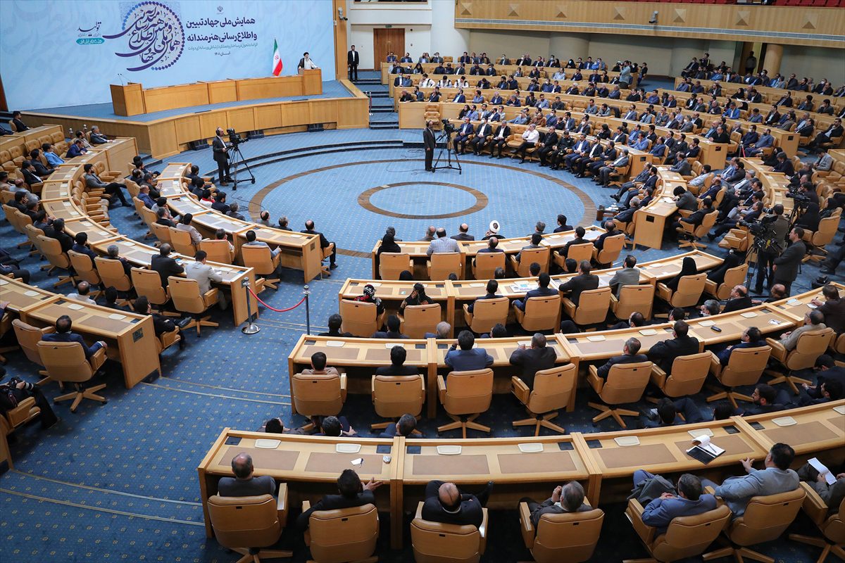 İran Cumhurbaşkanı Reisi, rejim yanlısı aydınları eleştirdi: