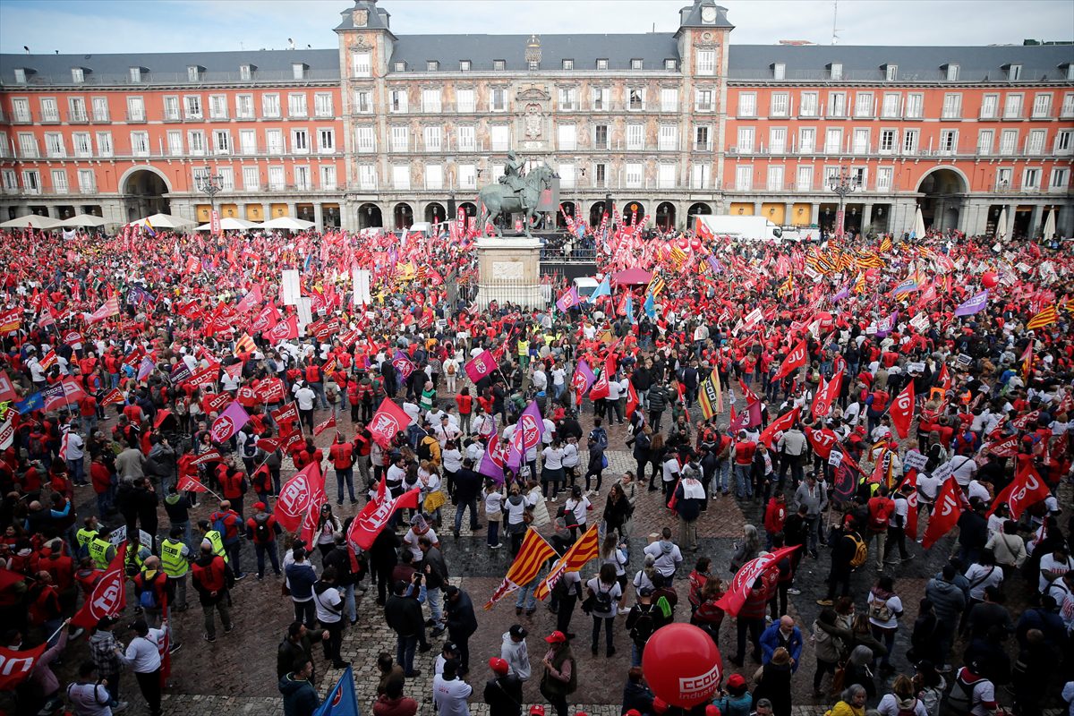 İspanya'da işçi sendikaları maaş artışı talebiyle meydanlara indi