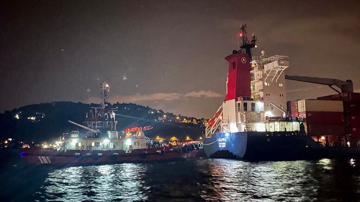İstanbul Boğazı'ndaki gemi trafiği arızalanan konteyner gemisi dolayısıyla askıya alındı