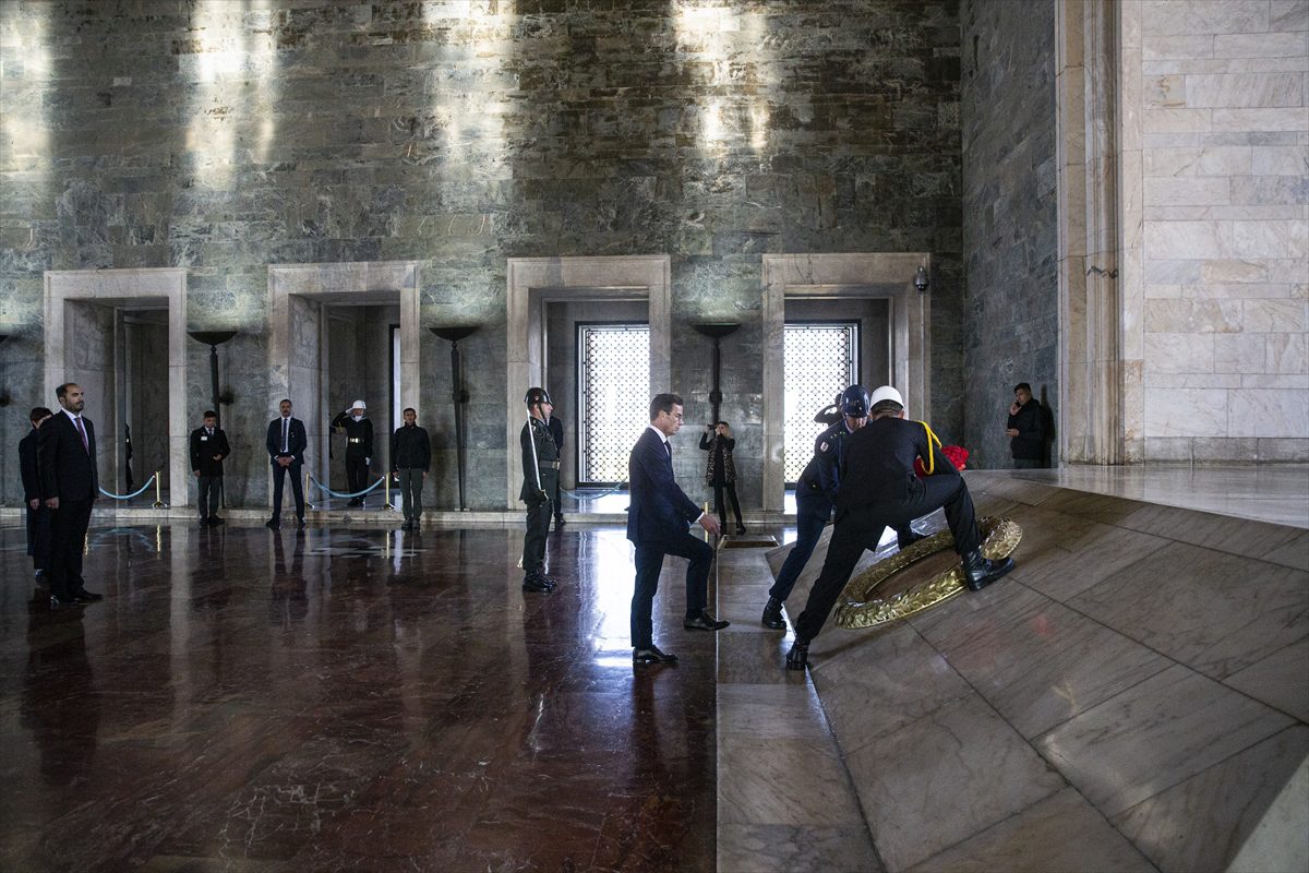 İsveç Başbakanı Kristersson, Anıtkabir'i ziyaret etti