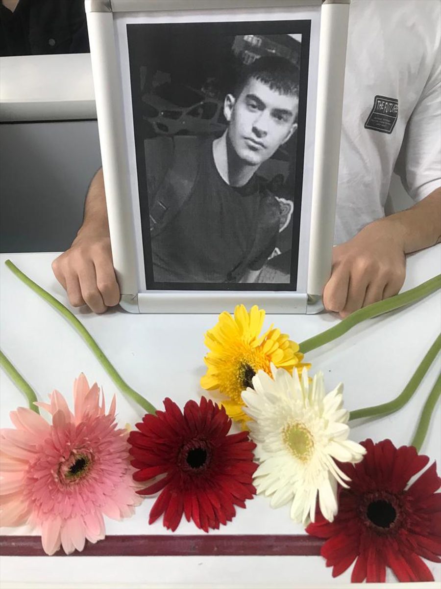 İzmir'deki depremde balkondan atlayarak hayatını kaybeden genç okulunda anıldı