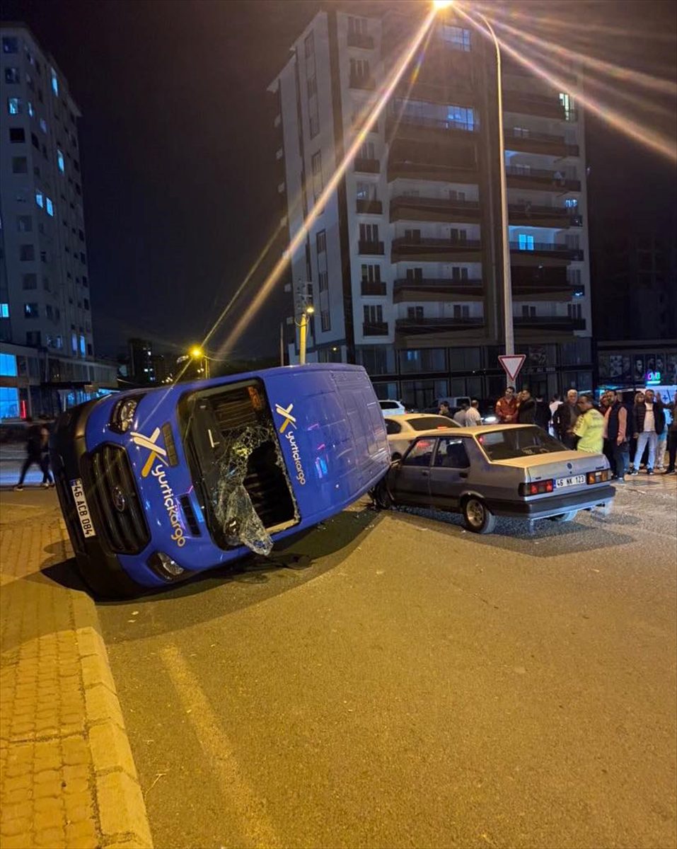 Kahramanmaraş'taki 3 aracın karıştığı trafik kazasında 2 kişi yaralandı