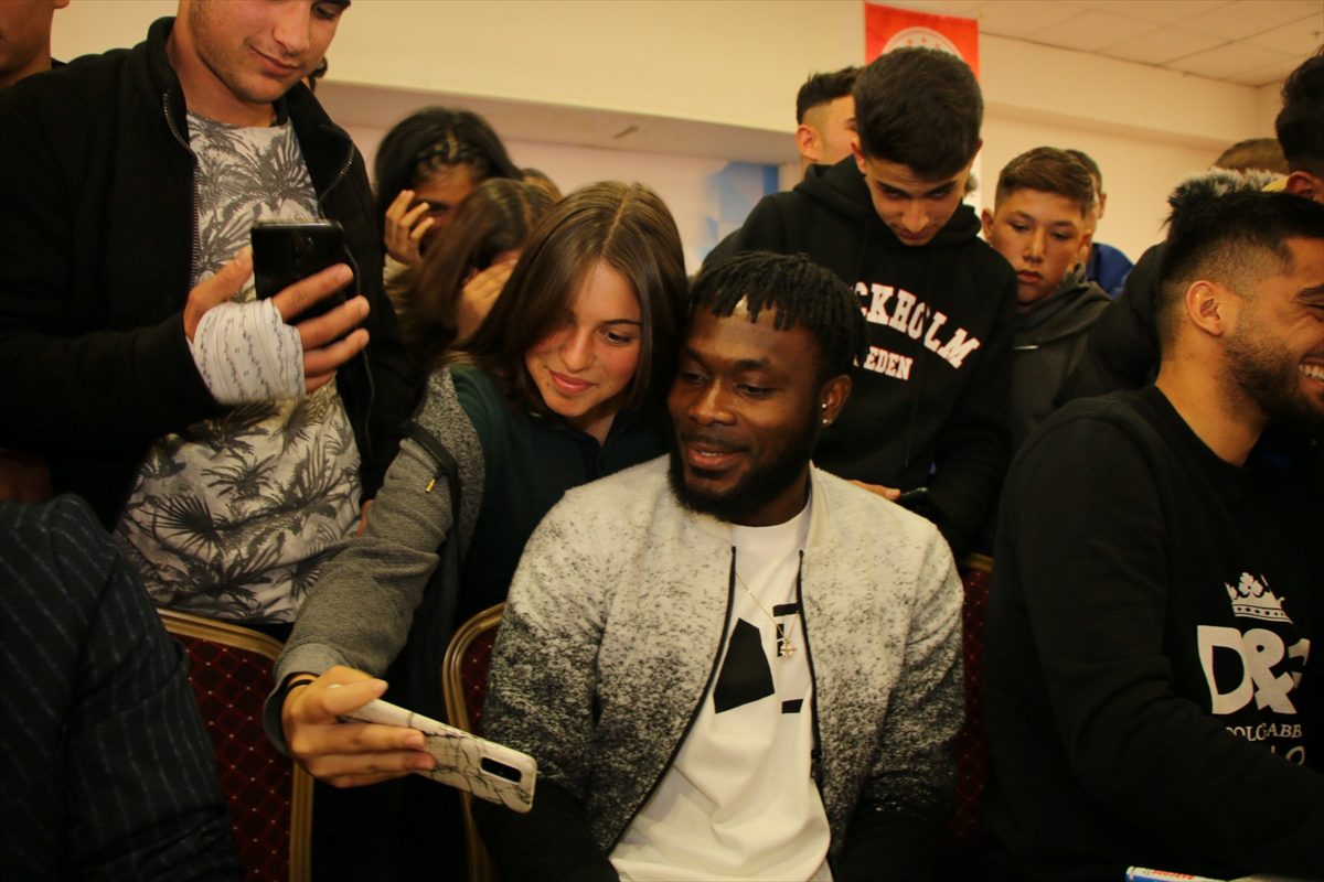 Kayserisporlu futbolcular Attamah ve Bilal Bayazit öğrencilerle buluştu