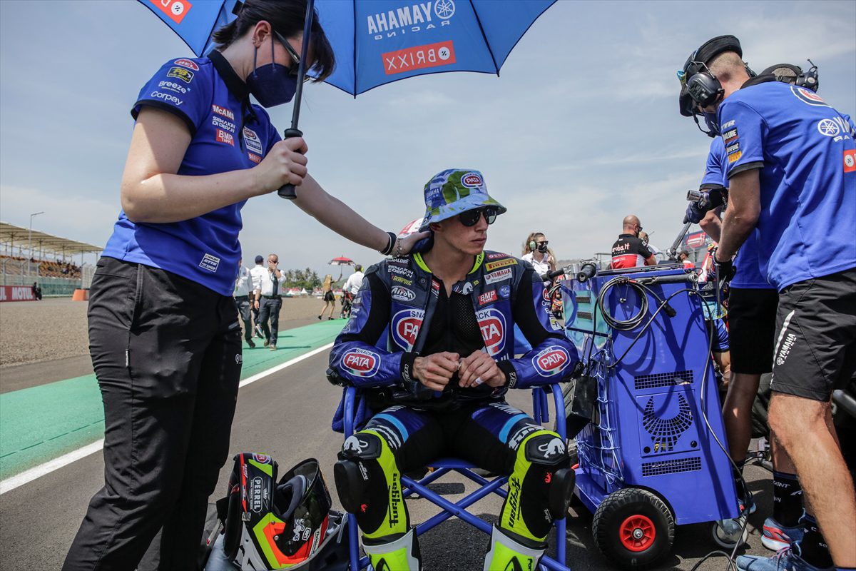 Milli motosikletçi Toprak Razgatlıoğlu Endonezya'da birinci oldu