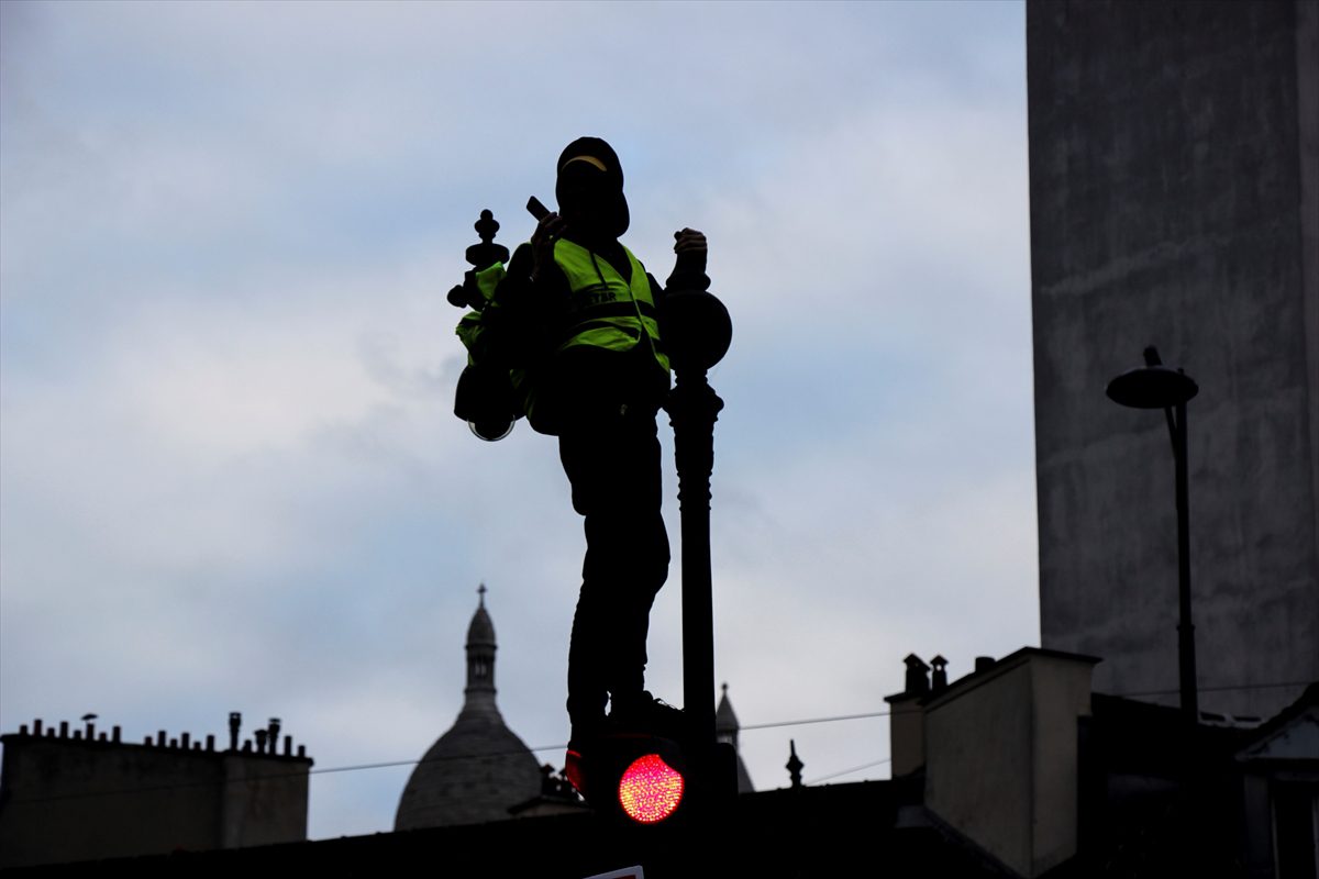 Paris’te sarı yelekliler 4. yılında da sokağa indi