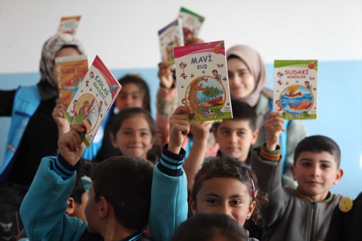 TDV, “Hediyem Kitap Olsun” kampanyasına destek için “Hayır Çarşıları” kuruyor