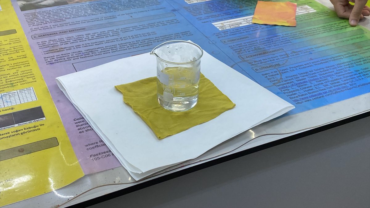 Tekirdağ'da renk değiştirdiği için “bukalemun” adı verilen kumaş üretildi