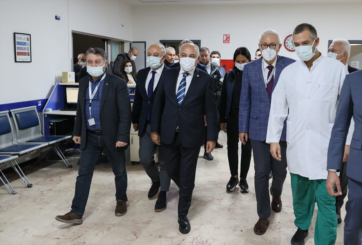 TFF Başkanı Mehmet Büyükekşi, İzmir derbisinde yaralanan taraftarı ziyaret etti