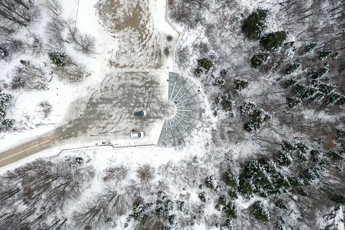 Uludağ'ın yeşil örtüsü sis altında kar beyazıyla bütünleşti