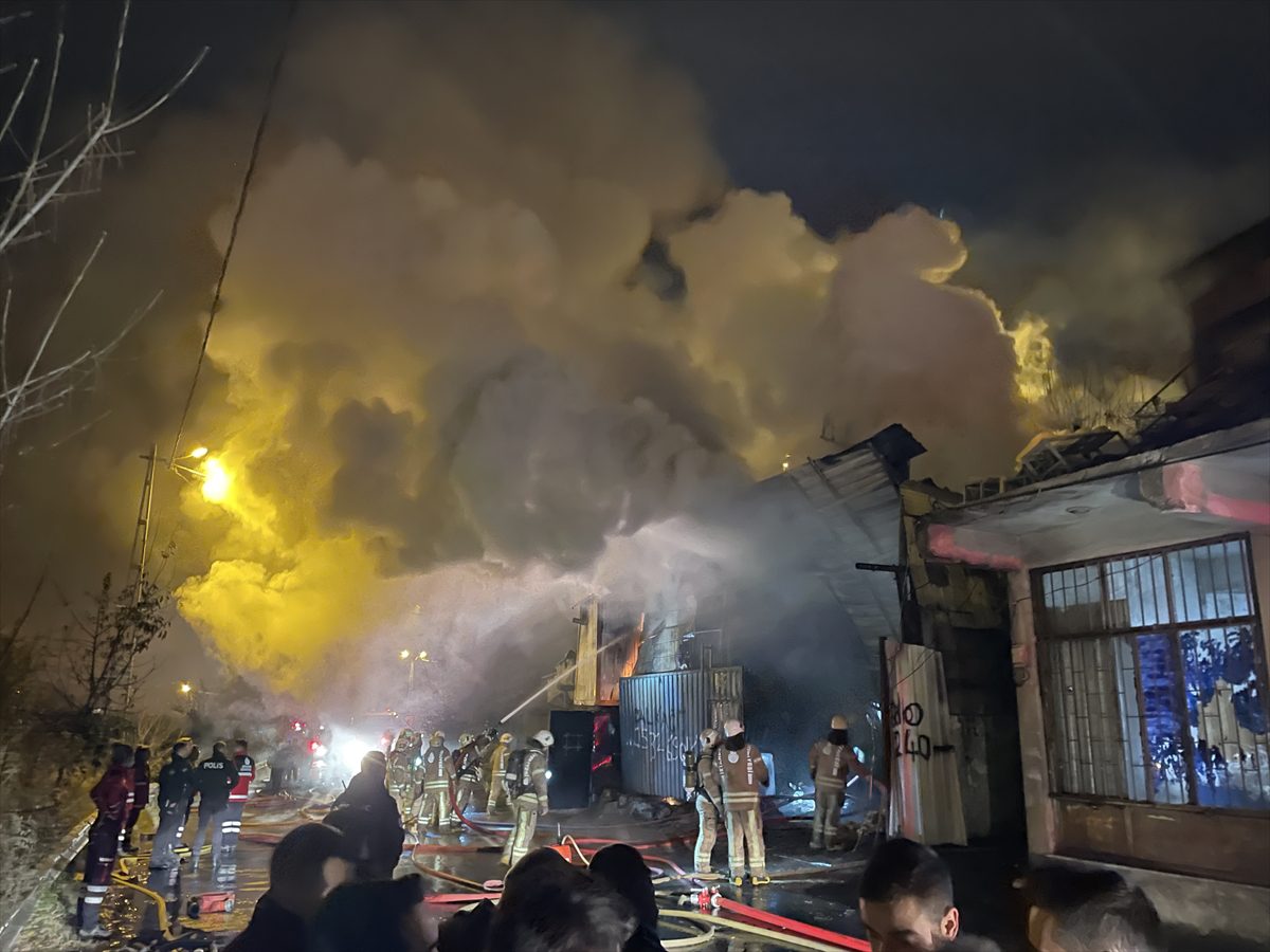 Ümraniye'de geri dönüşüm depolama alanında çıkan yangın söndürüldü