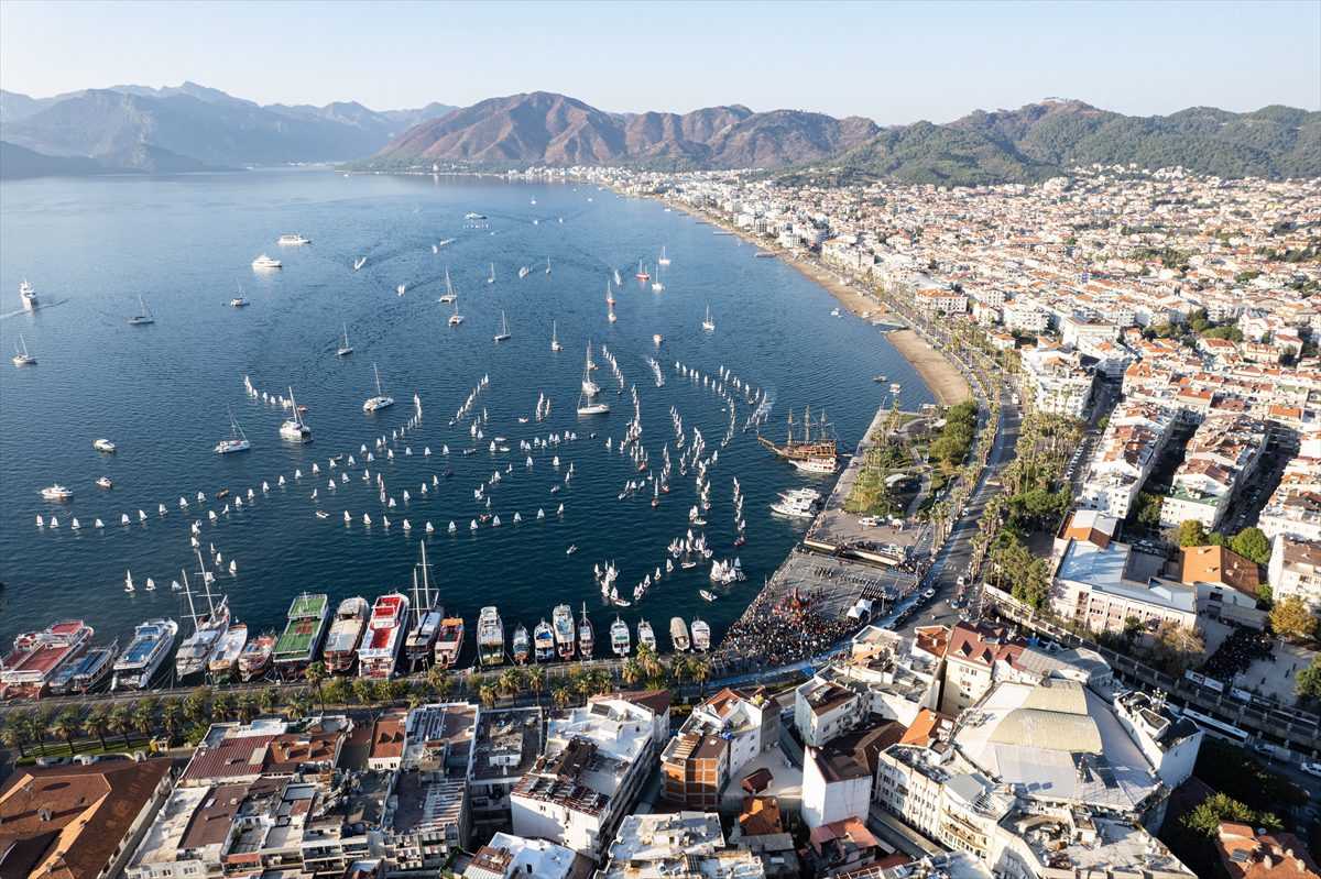 Yelkenciler Atatürk'ü deniz üstünde saygıyla andı