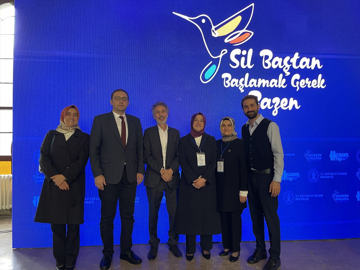 Yetim çocukların eserleri Sirkeci Tren Garı'nda sergileniyor