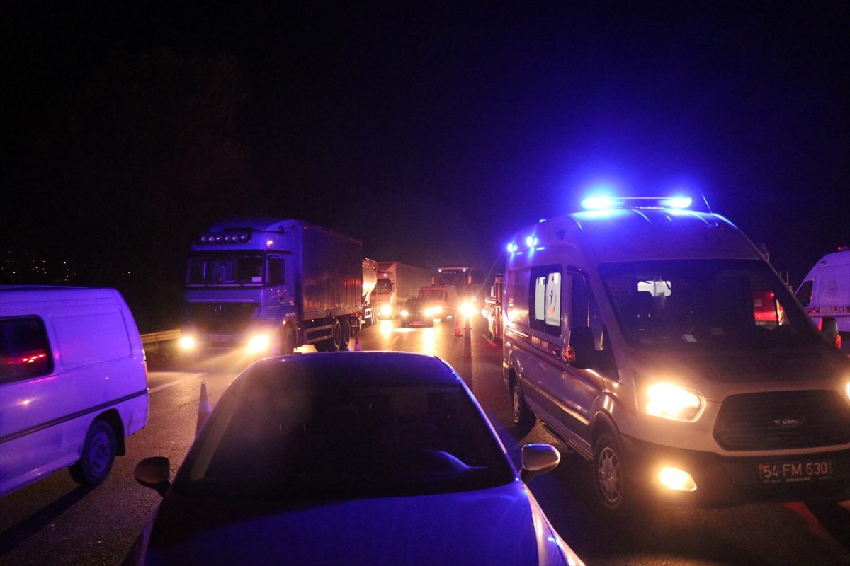 Anadolu Otoyolu'nda devrilen tırda sıkışan sürücü hayatını kaybetti